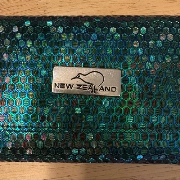 New Zealand Iridescent Wallet - Picture 1 of 5